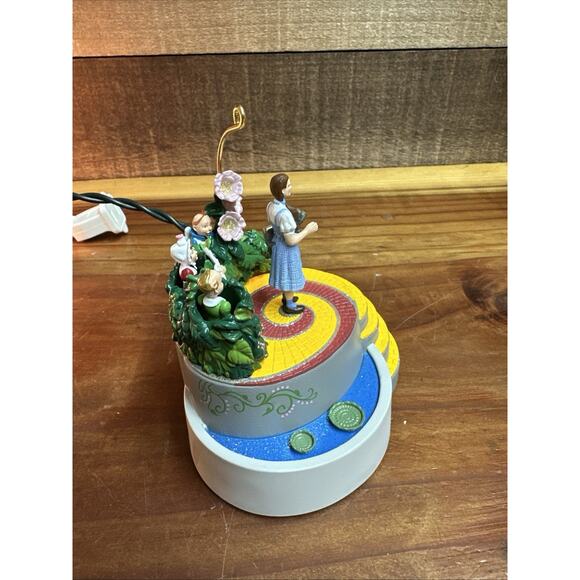 Hallmark Wizard of Oz Dorothy Toto Ornament Display Base Yellow Brick Rd Tested - Picture 2 of 7